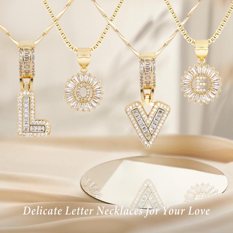Elegantes Set aus 2 Halsketten mit Anhängern in Form von Buchstaben