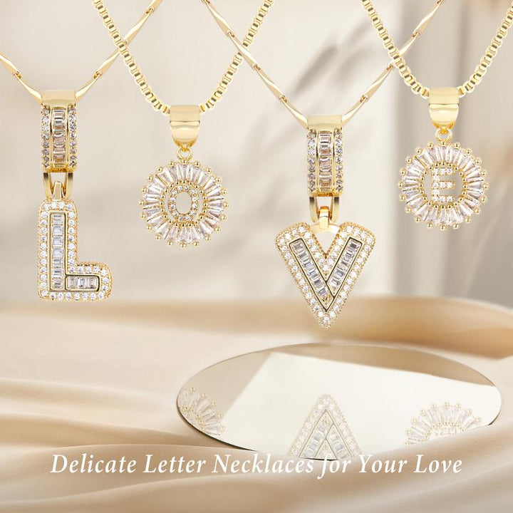 Elegantes Set aus 2 Halsketten mit Anhängern in Form von Buchstaben