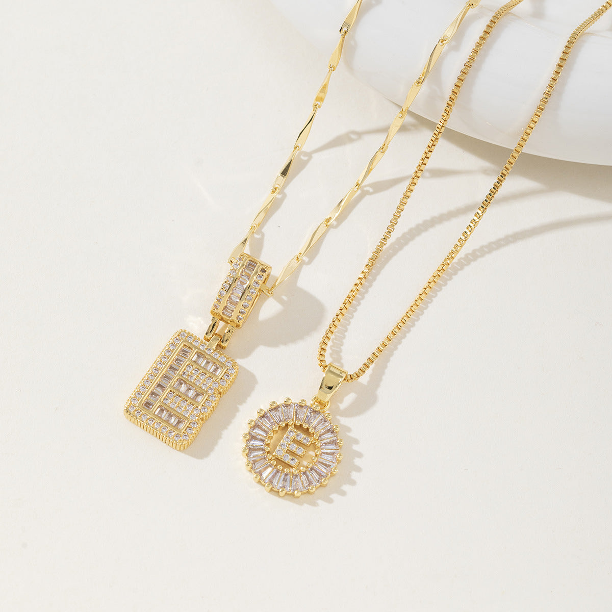 Elegantes Set aus 2 Halsketten mit Anhängern in Form von Buchstaben