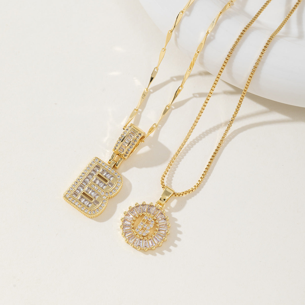 Elegantes Set aus 2 Halsketten mit Anhängern in Form von Buchstaben