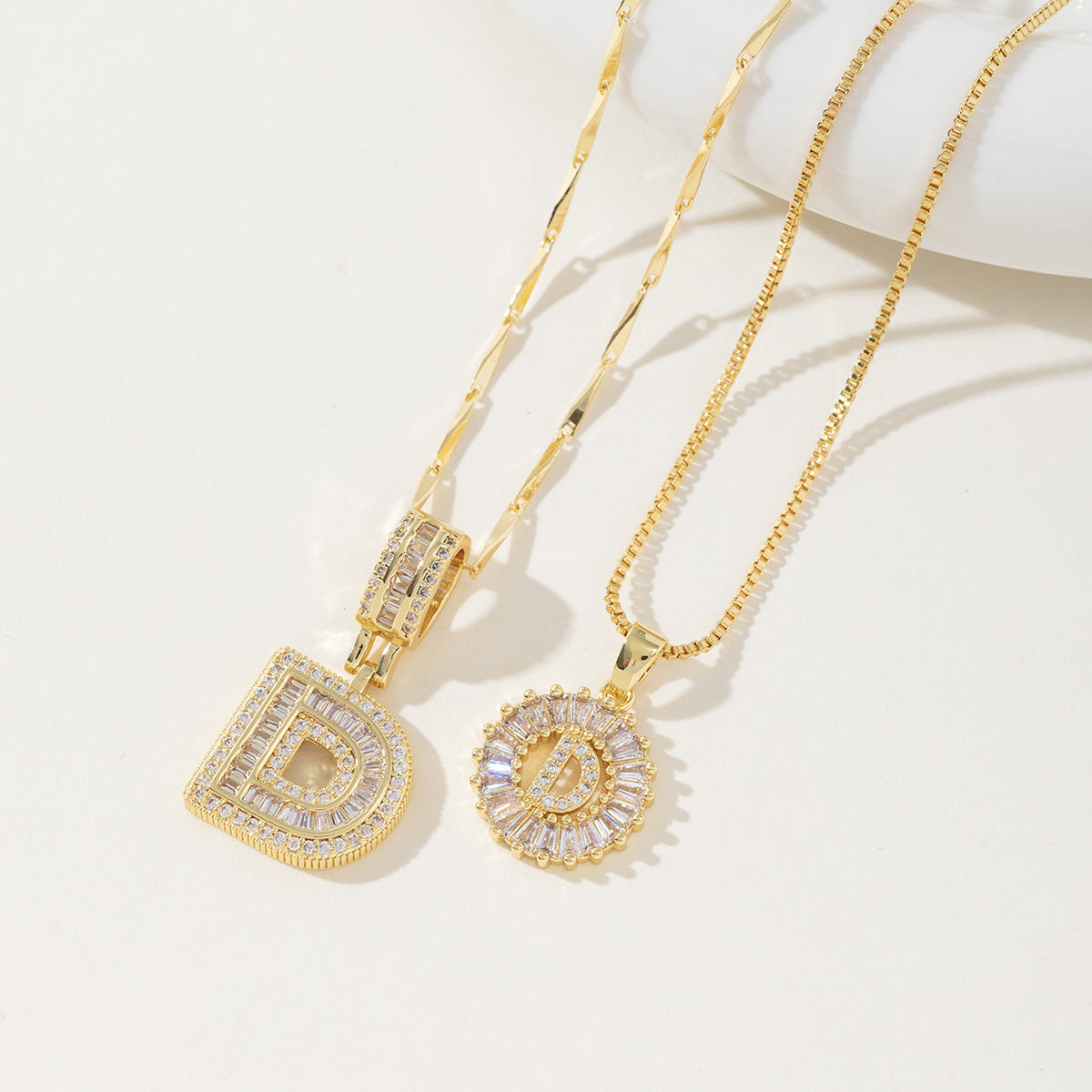 Elegantes Set aus 2 Halsketten mit Anhängern in Form von Buchstaben