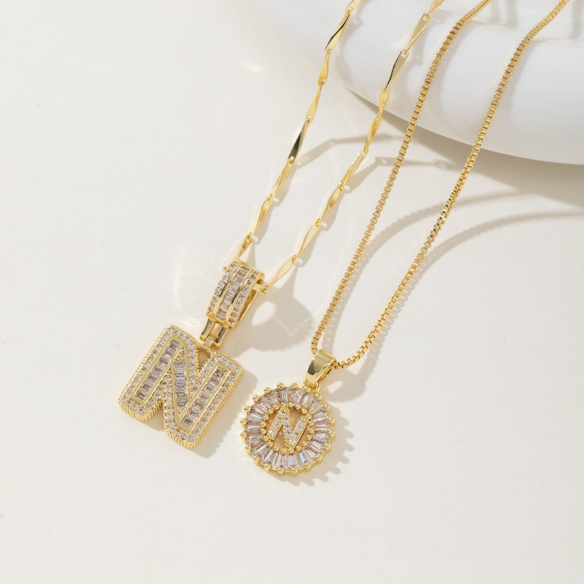 Elegantes Set aus 2 Halsketten mit Anhängern in Form von Buchstaben