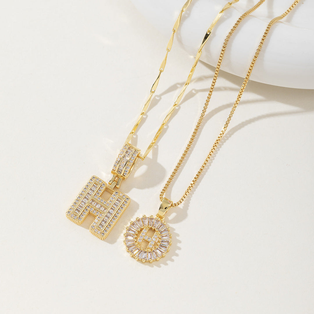 Elegantes Set aus 2 Halsketten mit Anhängern in Form von Buchstaben
