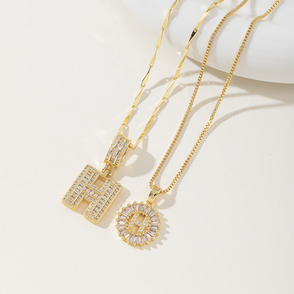 Elegantes Set aus 2 Halsketten mit Anhängern in Form von Buchstaben