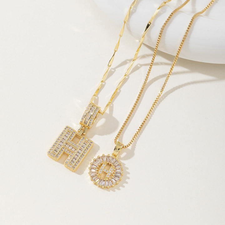 Elegantes Set aus 2 Halsketten mit Anhängern in Form von Buchstaben
