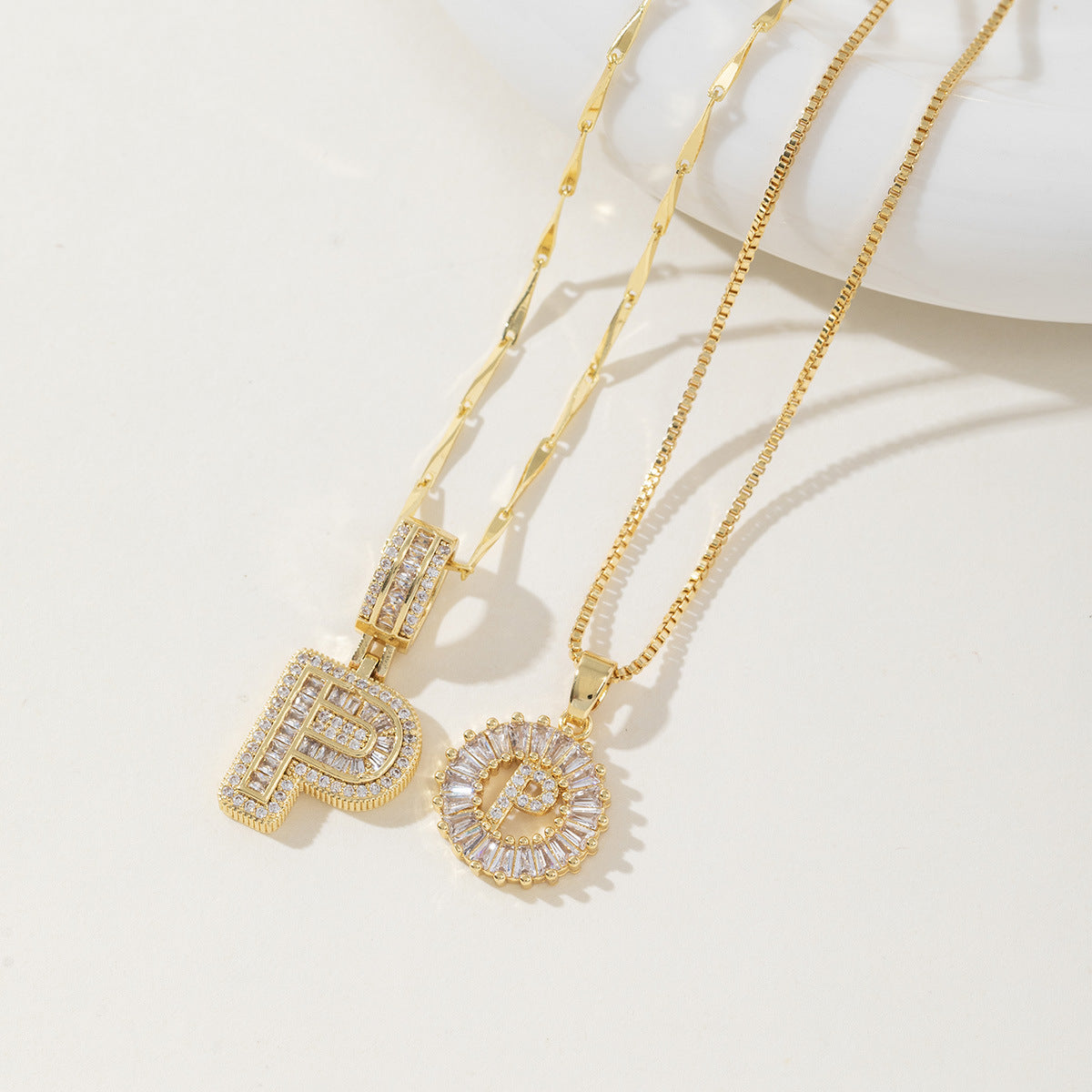 Elegantes Set aus 2 Halsketten mit Anhängern in Form von Buchstaben