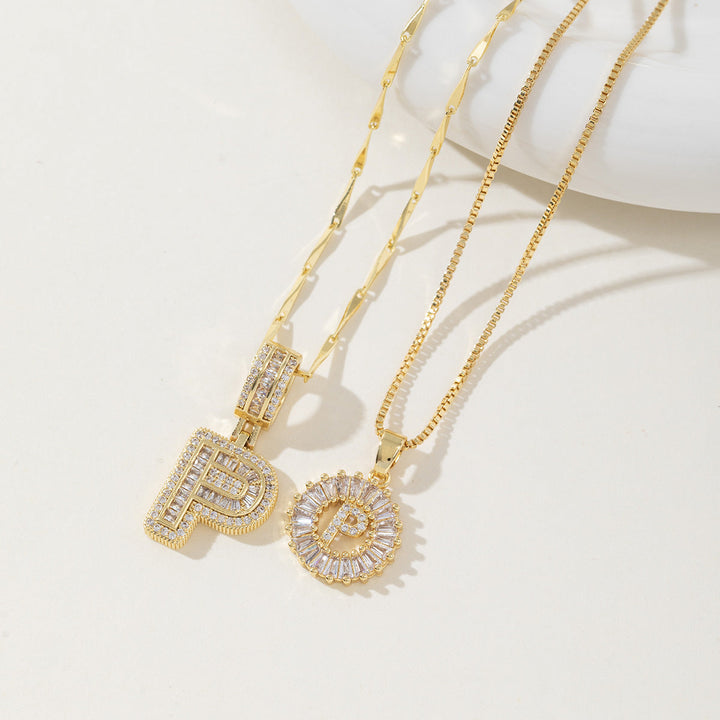 Elegantes Set aus 2 Halsketten mit Anhängern in Form von Buchstaben
