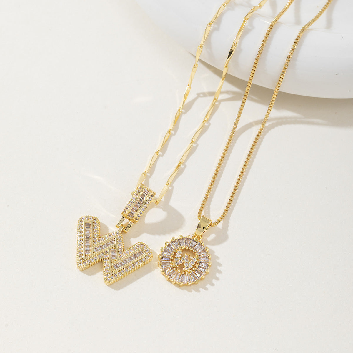 Elegantes Set aus 2 Halsketten mit Anhängern in Form von Buchstaben