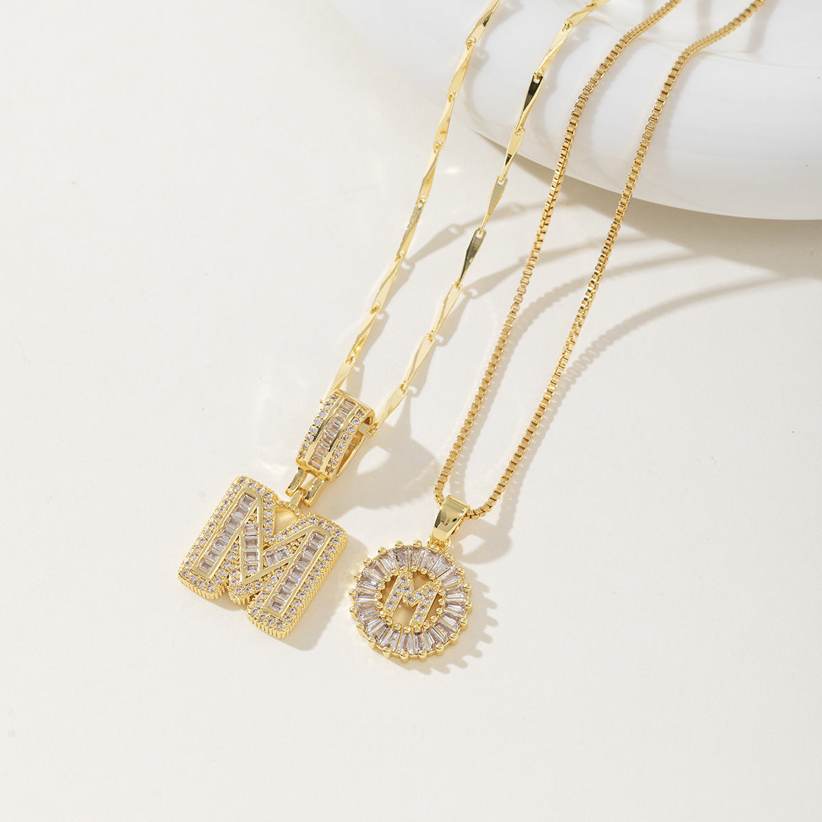 Elegantes Set aus 2 Halsketten mit Anhängern in Form von Buchstaben
