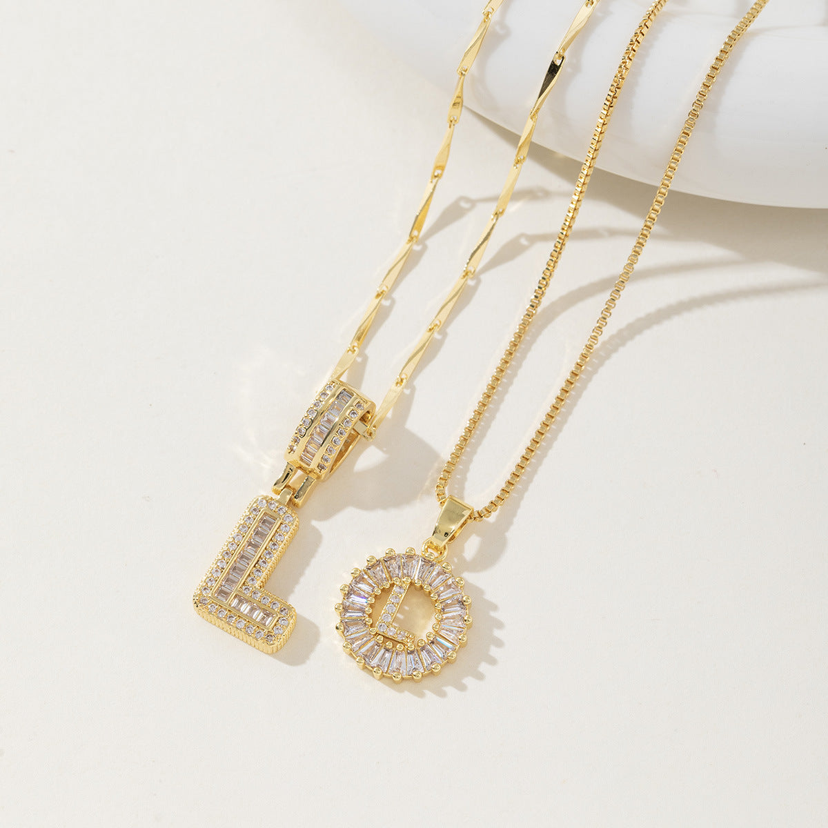 Elegantes Set aus 2 Halsketten mit Anhängern in Form von Buchstaben