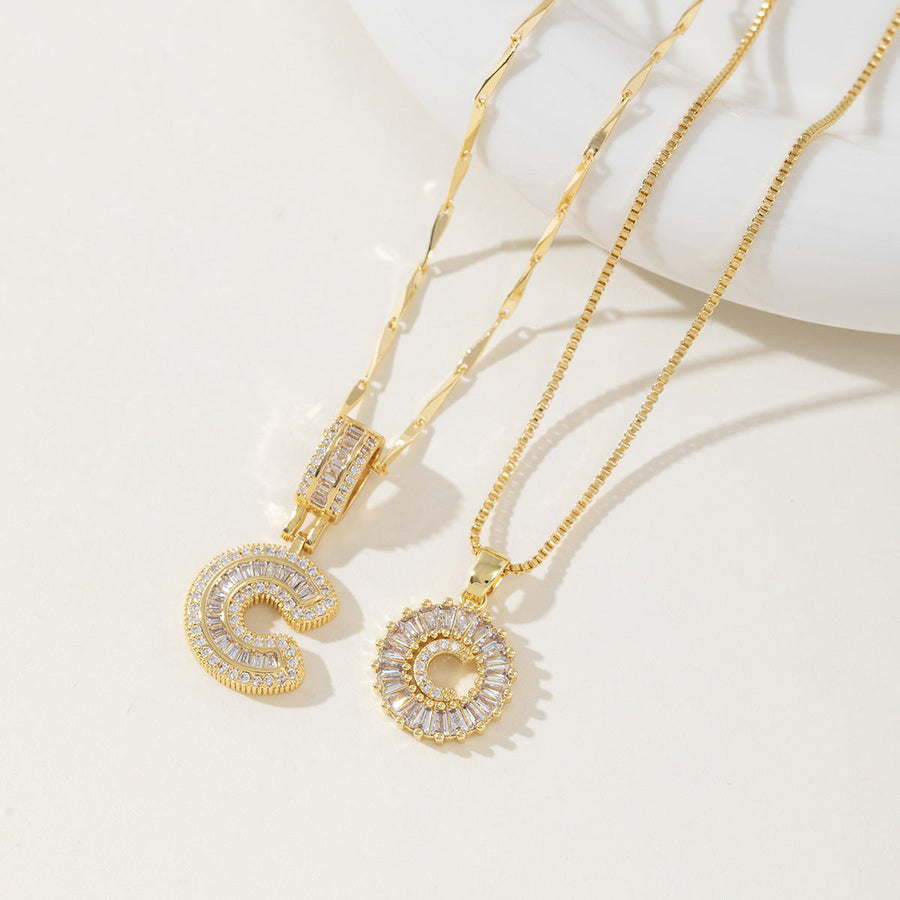 Elegantes Set aus 2 Halsketten mit Anhängern in Form von Buchstaben