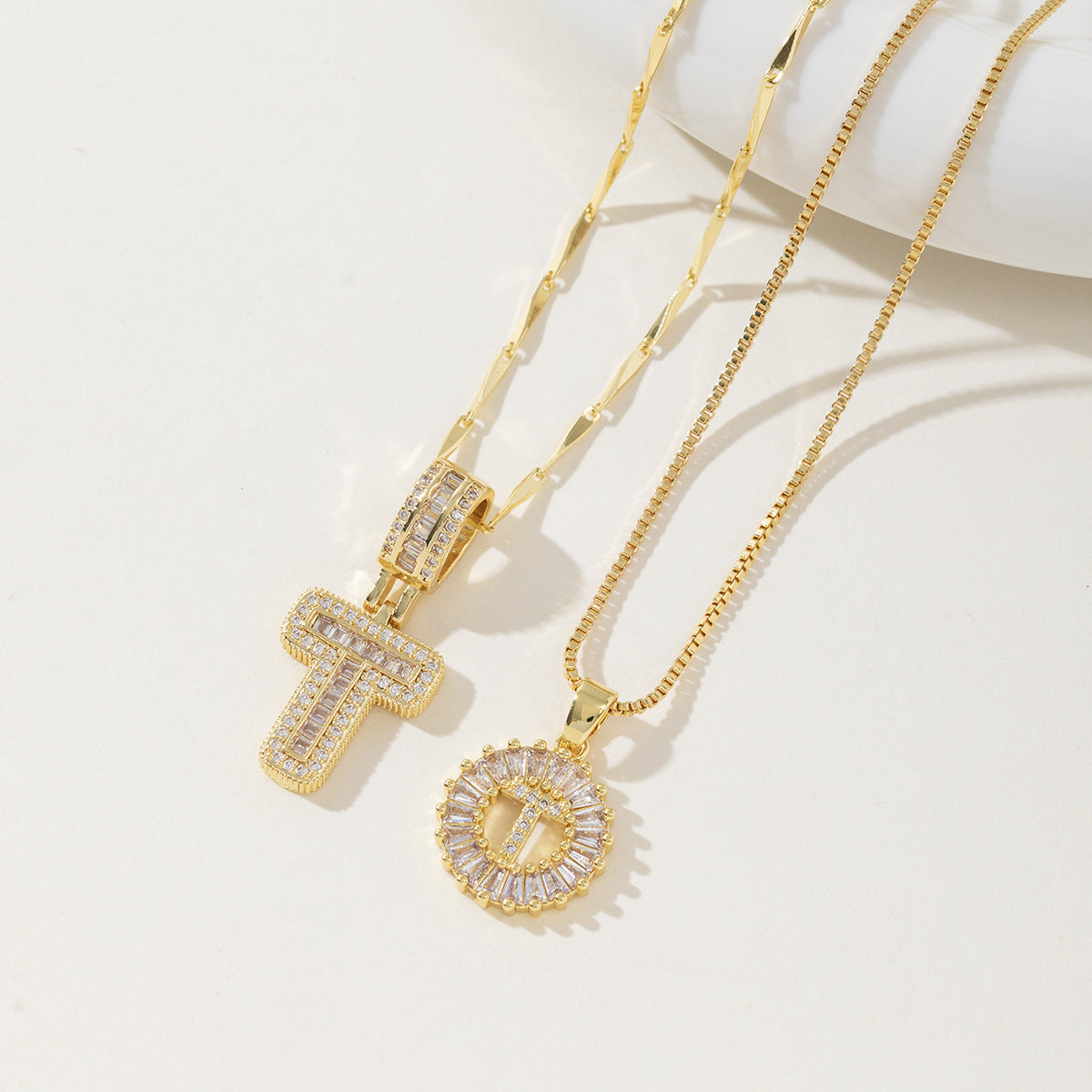 Elegantes Set aus 2 Halsketten mit Anhängern in Form von Buchstaben