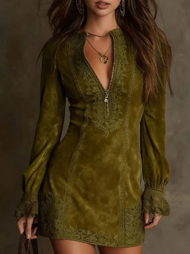 Krótka sukienka z zamszu z koronką – kobieca i elegancka